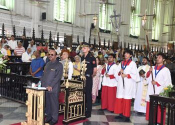 राज्यपाल डॉ. सी. वी. आनंद बोस ने सेंट पॉल कैथेड्रल चर्च का दौरा किया