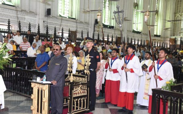 राज्यपाल डॉ. सी. वी. आनंद बोस ने सेंट पॉल कैथेड्रल चर्च का दौरा किया