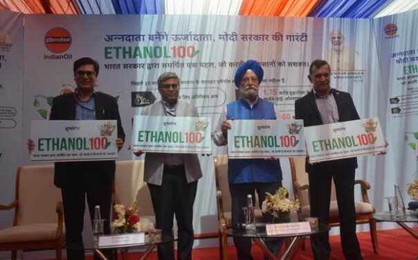 पेट्रोलियम मंत्री हरदीप एस पुरी ने इथेनॉल 100 ईंधन जारी (लॉन्च) किया