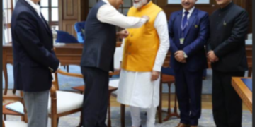 प्रधानमंत्री को प्रथम “मर्चेंट नेवी फ्लैग” लगाने के साथ हुई सप्ताह भर के राष्ट्रीय समुद्री समारोहों की शुरुआत