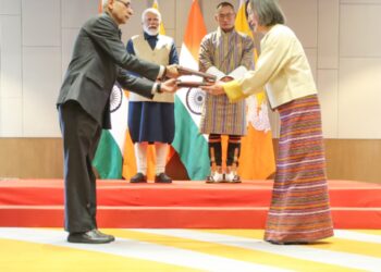 प्रधानमंत्री की भूटान के प्रधानमंत्री के साथ द्विपक्षीय बैठक और विभिन्न समझौता ज्ञापनों का हुआ आदान-प्रदान