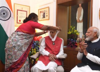 राष्ट्रपति द्रौपदी मुर्मु ने श्री लालकृष्ण आडवाणी को उनके आवास पर भारत रत्न प्रदान किया