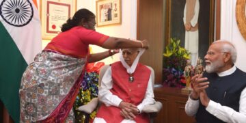 राष्ट्रपति द्रौपदी मुर्मु ने श्री लालकृष्ण आडवाणी को उनके आवास पर भारत रत्न प्रदान किया