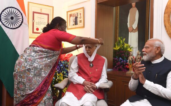 राष्ट्रपति द्रौपदी मुर्मु ने श्री लालकृष्ण आडवाणी को उनके आवास पर भारत रत्न प्रदान किया