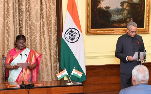 राष्ट्रपति ने न्यायमूर्ति अजय माणिकराव खानविलकर को दिलाई लोकपाल के अध्यक्ष पद की शपथ