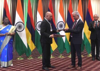 भारत की राष्ट्रपति ने मॉरीशस की अपनी यात्रा के समापन पर प्रतिनिधिमंडल-स्तरीय वार्ता का नेतृत्व करने के साथ विकास परियोजनाओं का उद्घाटन किया