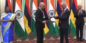 भारत की राष्ट्रपति ने मॉरीशस की अपनी यात्रा के समापन पर प्रतिनिधिमंडल-स्तरीय वार्ता का नेतृत्व करने के साथ विकास परियोजनाओं का उद्घाटन किया