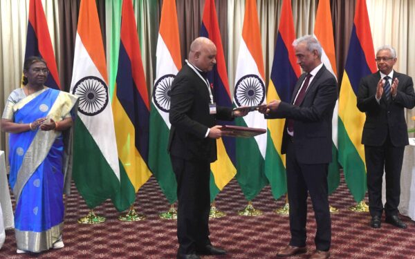 भारत की राष्ट्रपति ने मॉरीशस की अपनी यात्रा के समापन पर प्रतिनिधिमंडल-स्तरीय वार्ता का नेतृत्व करने के साथ विकास परियोजनाओं का उद्घाटन किया