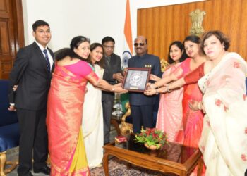 राष्ट्रीय समुद्री दिवस के अवसर पर राज्यपाल बोस को द‍िया गया पहला लघु ध्वज