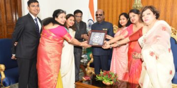 राष्ट्रीय समुद्री दिवस के अवसर पर राज्यपाल बोस को द‍िया गया पहला लघु ध्वज
