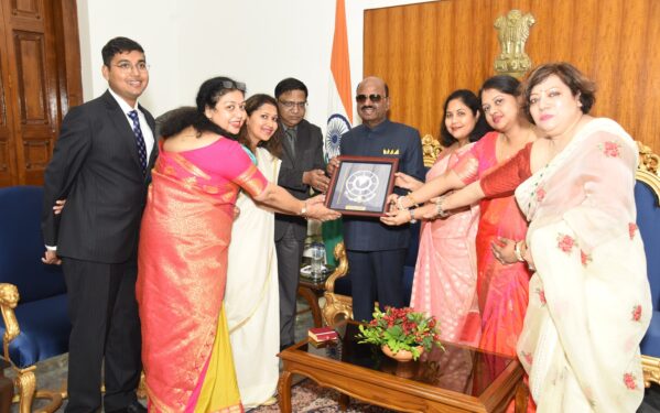 राष्ट्रीय समुद्री दिवस के अवसर पर राज्यपाल बोस को द‍िया गया पहला लघु ध्वज