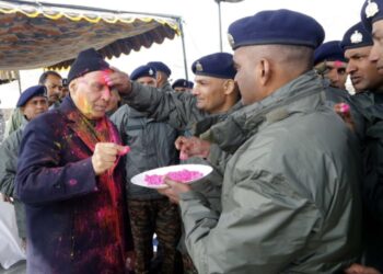 रक्षा मंत्री राजनाथ सिंह ने लेह में सैनिकों के साथ होली मनाई