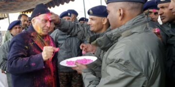 रक्षा मंत्री राजनाथ सिंह ने लेह में सैनिकों के साथ होली मनाई