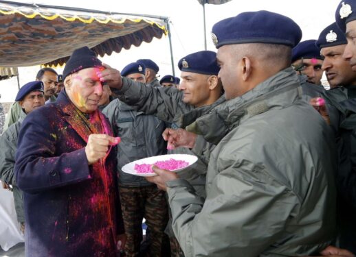 रक्षा मंत्री राजनाथ सिंह ने लेह में सैनिकों के साथ होली मनाई