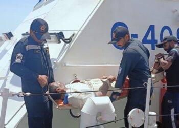 भारतीय तटरक्षक बल ने खंबात की खाड़ी में गंभीर रूप से घायल मछुआरे को सुरक्षित निकाला