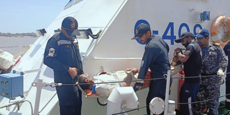 भारतीय तटरक्षक बल ने खंबात की खाड़ी में गंभीर रूप से घायल मछुआरे को सुरक्षित निकाला