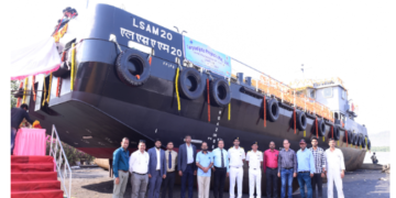 गोला बारूद की सुविधायुक्त टारपीडो सह मिसाइल बार्ज नौका एलएसएएम 20 (यार्ड 130) का हुआ  जलावतरण