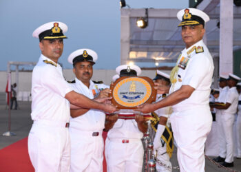 नौसेना अलंकरण समारोह में नौसेना कर्मियों को वीरता और विशिष्ट सेवा पुरस्कार प्रदान किए गए