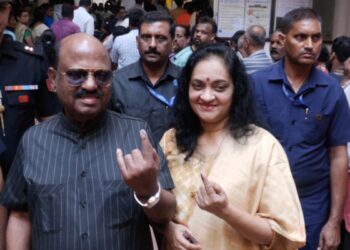 राज्यपाल डॉ सीवी आनंद बोस ने मतदान केंद्र तिरुवनंतपुरम में डाला अपना वोट, मतदान करने की अपील की