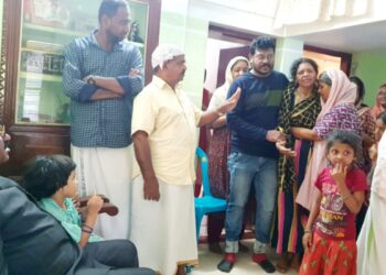 राज्यपाल ने शोक संतप्त सुश्री शारजा अनीश के घर जाकर उनकी मृत्यु पर शोक व्यक्त किया