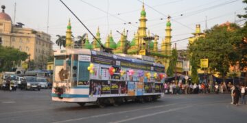 मतदाता जागरूकता अभियान के लिए सजाई गई एक ट्राम को किया गया रवाना
