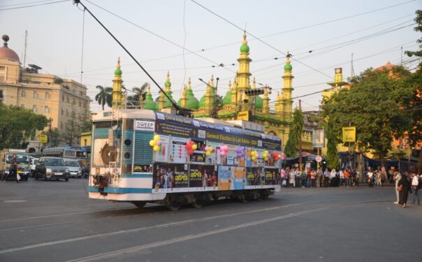 मतदाता जागरूकता अभियान के लिए सजाई गई एक ट्राम को किया गया रवाना