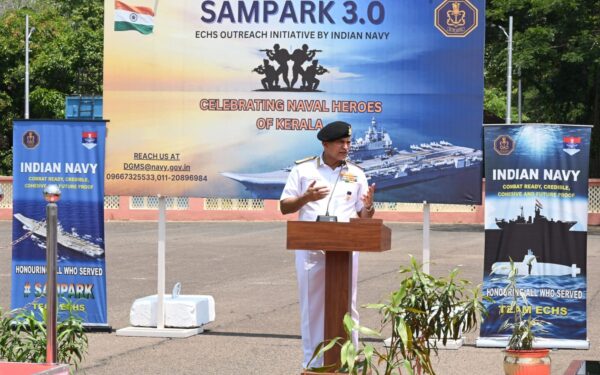 एडमिरल आर हरि कुमार दक्षिणी नौसेना कमान के विदाई दौरे पर