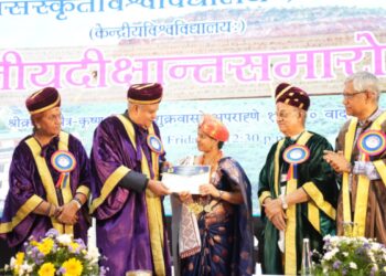 संस्कृत अलौकिक भाषा है और वह आध्यात्मिकता की हमारी खोज में एक पवित्र सेतु का कार्य करती है : उपराष्ट्रपति