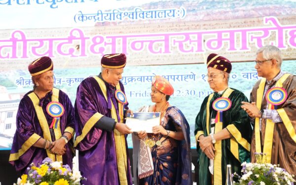 संस्कृत अलौकिक भाषा है और वह आध्यात्मिकता की हमारी खोज में एक पवित्र सेतु का कार्य करती है : उपराष्ट्रपति