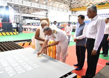 रक्षा सचिव ने भारतीय नौसेना के लिए फ्लीट सपोर्ट जहाजों की पहली स्टील कटिंग समारोह की अध्यक्षता की