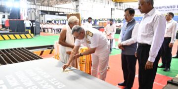 रक्षा सचिव ने भारतीय नौसेना के लिए फ्लीट सपोर्ट जहाजों की पहली स्टील कटिंग समारोह की अध्यक्षता की