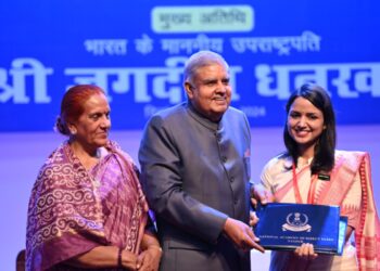 आर्थिक राष्ट्रवाद की भावना को बढ़ावा दें और स्थानीय के लिए मुखर बनें : उपराष्ट्रपति