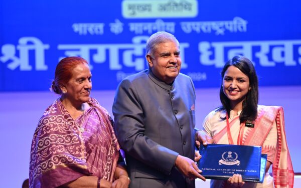 आर्थिक राष्ट्रवाद की भावना को बढ़ावा दें और स्थानीय के लिए मुखर बनें : उपराष्ट्रपति