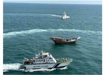 भारतीय तटरक्षक बल ने केरल तट पर छह भारतीयों के साथ ईरानी जहाज को हिरासत में लिया