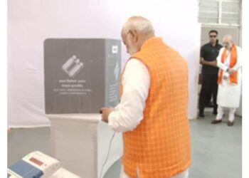प्रधानमंत्री मोदी ने अहमदाबाद में किया मतदान