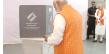 प्रधानमंत्री मोदी ने अहमदाबाद में किया मतदान