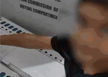 MP में बेटे से वोट डलवाने वाले जिला पंचायत सदस्य पर FIR,पूरी पोलिंग पार्टी सस्पेंड