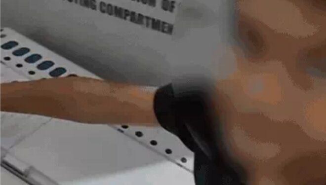 MP में बेटे से वोट डलवाने वाले जिला पंचायत सदस्य पर FIR,पूरी पोलिंग पार्टी सस्पेंड