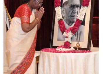 राष्ट्रपति ने फखरुद्दीन अली अहमद की जयंती पर उन्हें पुष्पांजलि अर्पित की