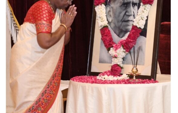राष्ट्रपति ने फखरुद्दीन अली अहमद की जयंती पर उन्हें पुष्पांजलि अर्पित की