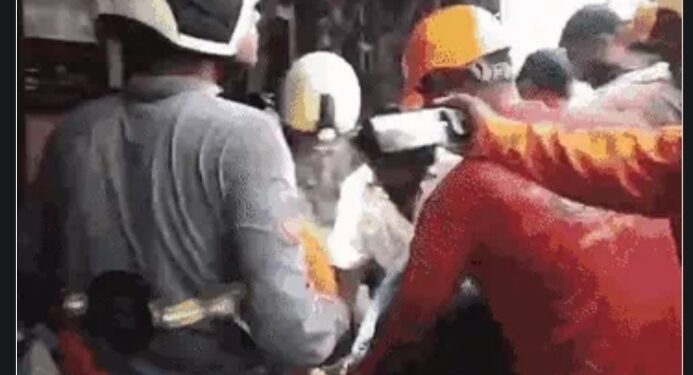 MUMBAI के घाटकोपर होर्डिंग हादसे में 14 की मौत 