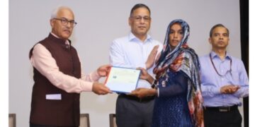 केन्द्रीय गृह सचिव ने आज कुछ आवेदकों को नागरिकता प्रमाणपत्र सौंपे
