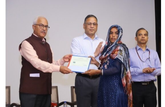 केन्द्रीय गृह सचिव ने आज कुछ आवेदकों को नागरिकता प्रमाणपत्र सौंपे