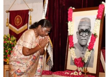 राष्ट्रपति ने नीलम संजीव रेड्डी की जयंती पर उन्हें पुष्पांजलि अर्पित की