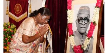 राष्ट्रपति ने नीलम संजीव रेड्डी की जयंती पर उन्हें पुष्पांजलि अर्पित की