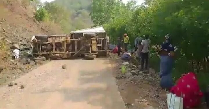 Chattisgarh में गहरी खाई में पिकअप पलटने से 18 लोगों की मौत