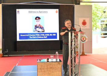 CDS General Anil Chauhan ने आईएनएस चिल्का का किया दौरा