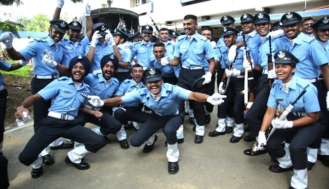 वायु सेना प्रमुख ने 235 फ्लाइट कैडेट्स को दिए राष्ट्रपति कमीशन