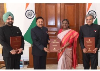 मुख्य चुनाव आयुक्त ने नवनिर्वाचित सांसदों की सूची राष्ट्रपति को सौंपी