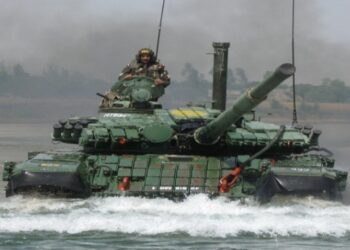 चीन सीमा पर श्योक नदी पार करते समय फंसा टैंक, सेना के पांच जवानों की मौत